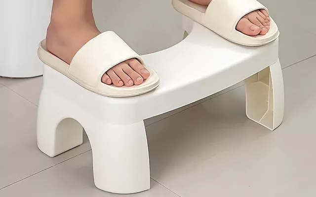Καθημερινή χρήση του λευκού πτυσσόμενου σκαμπού τουαλέτας